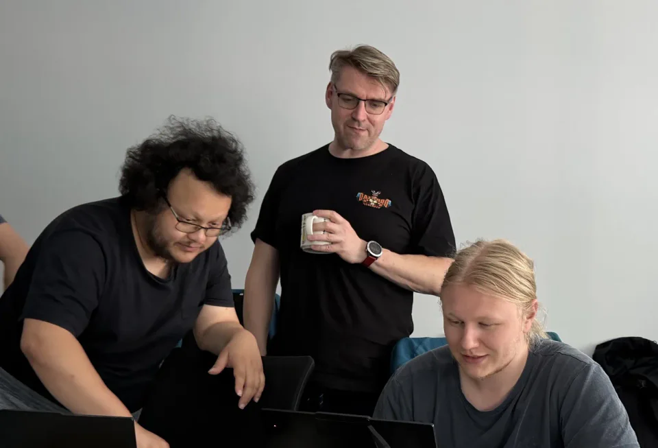 Entwicklungsteam arbeitet gemeinsam an Laptops in einem AI Coding Bootcamp